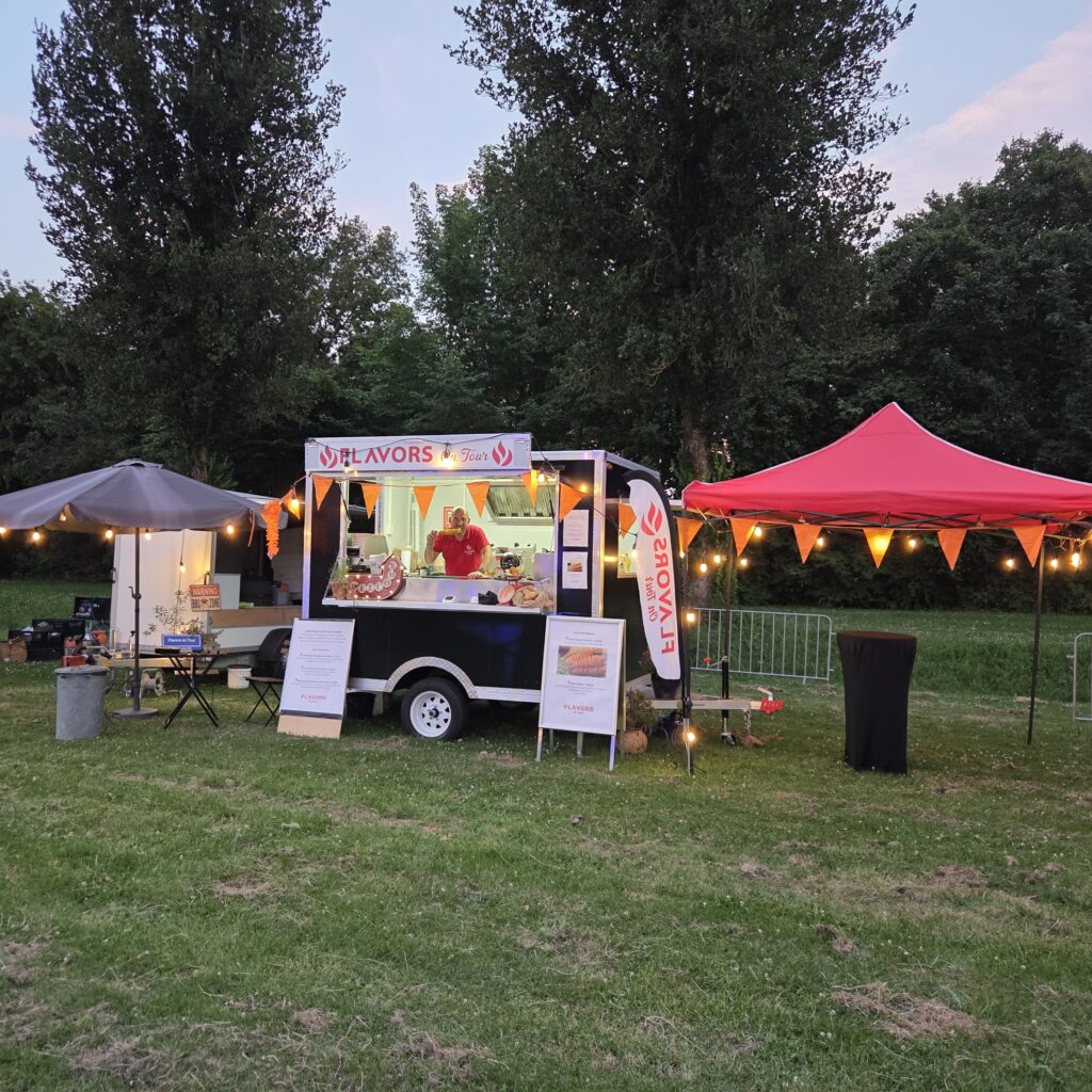 Avondsfeer bij de foodtrailer