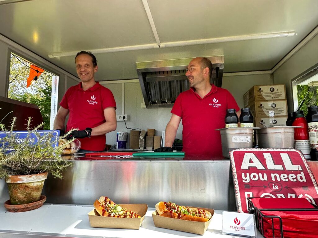 Gasten bij de foodtrailer op Koningsdag