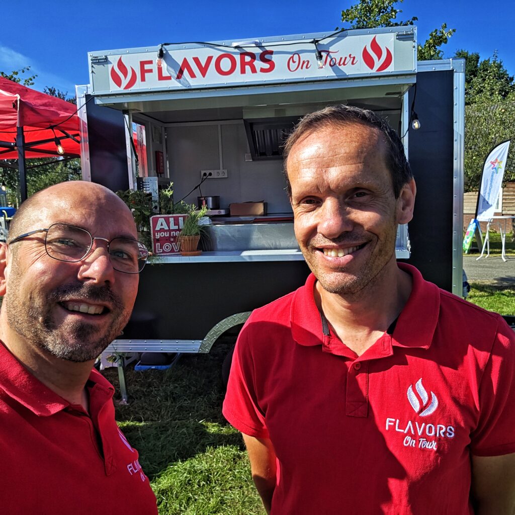 Gasten aan de foodtrailer op het Oogstfeest