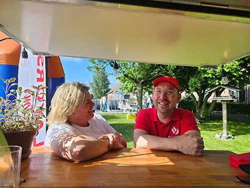 Patrick aan de tafel met gerechten